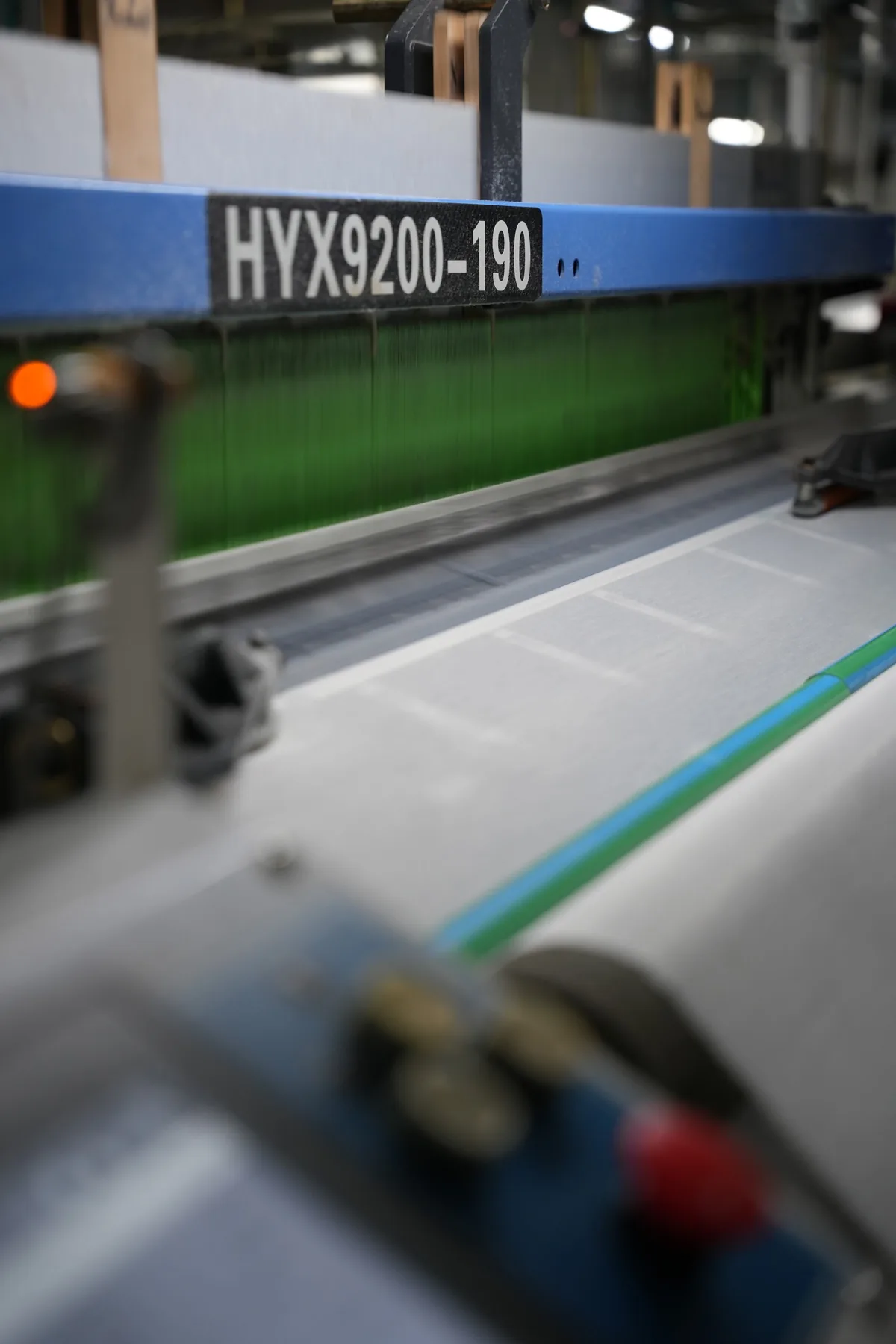 HYX9200-190 rail above a green warp sheet on a running machine