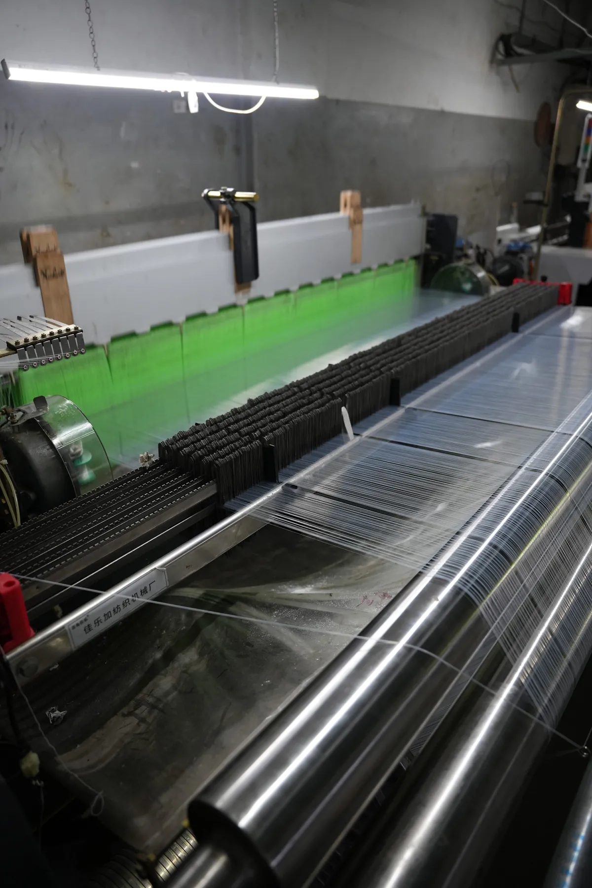Cloth beam and take-up roller on a running loom